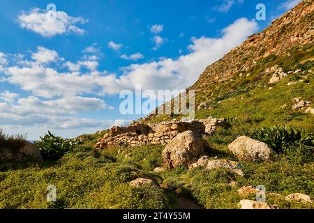 Steigung, grün, Ruine, Steine, Cala Pulcino, kleine Schlucht, Traumbucht, Insel Lampedusa, Provinz Agrigento, pelagische Inseln, Sizilien, Italien Stockfoto