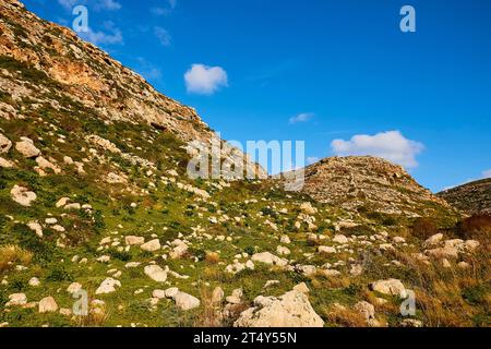 Hügel, grün, viele Felsen, Cala Pulcino, kleine Schlucht, Dream Bay, Insel Lampedusa, Provinz Agrigento, pelagische Inseln, Sizilien, Italien Stockfoto