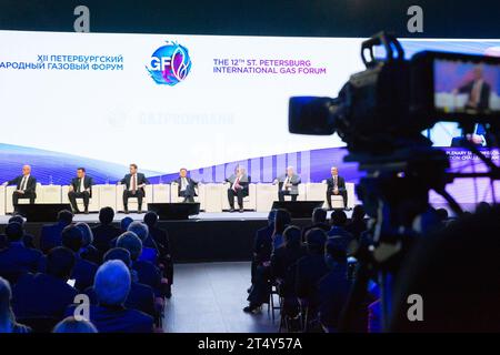 St. Petersburg, Russland. November 2023. Vertreter nehmen an der Plenartagung des 12 Petersburg International Gas Forum in St. Petersburg, Russland, 1. November 2023. Die 12th St. Petersburg International Gas Forum findet in der russischen Stadt St. Petersburg vom 31. Oktober bis zum 3. November, mit mehr als 17.000 Teilnehmern aus Dutzenden von Ländern, so die Organisatoren. Quelle: Irina Motina/Xinhua/Alamy Live News Stockfoto