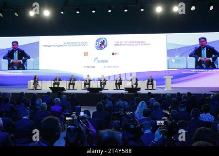 St. Petersburg, Russland. November 2023. Vertreter nehmen an der Plenartagung des 12 Petersburg International Gas Forum in St. Petersburg, Russland, 1. November 2023. Die 12th St. Petersburg International Gas Forum findet in der russischen Stadt St. Petersburg vom 31. Oktober bis zum 3. November, mit mehr als 17.000 Teilnehmern aus Dutzenden von Ländern, so die Organisatoren. Quelle: Irina Motina/Xinhua/Alamy Live News Stockfoto