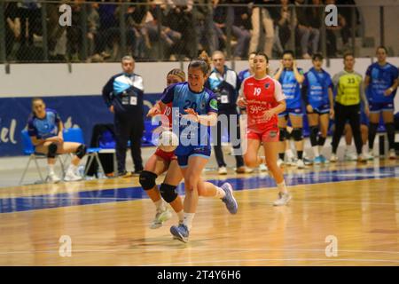 Oviedo, Asturien, Spanien. November 2023. Oviedo, Spanien, 1. November 2023: Lobas Global ATAC Oviedo Spieler Carmen Garcia-Calvo (20) läuft mit dem Ball am 9. Spieltag der Liga Guerreras Iberdrola zwischen Lobas Global ATAC Oviedo und Motive.Co Gijon Handball La Calzada am 1. November 2023 im Florida Arena Municipal Sports Center in Oviedo, Spanien. (Kreditbild: © Alberto Brevers/Pacific Press via ZUMA Press Wire) NUR REDAKTIONELLE VERWENDUNG! Nicht für kommerzielle ZWECKE! Stockfoto