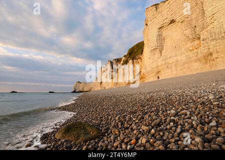 Klippe mit dem Felsentor Porte d'Amont, Etretat, Alabasterküste, seine-Maritime, Normandie, Frankreich Stockfoto