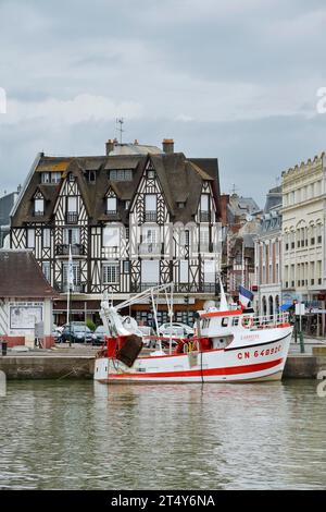 Fischerboot im Hafen, Trouville-sur-Mer, Cote Fleurie, Pays d'Auge, Departement Calvados, Normandie, Frankreich Stockfoto