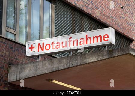 Symbolisches Bild Krankenhaus, Notruf, Notarzt, medizinische Versorgung, beleuchtetes Zeichen der Notaufnahme am Agaplesion Diakonieklinikum Stockfoto