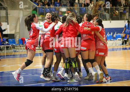 Oviedo, Asturien, Spanien. November 2023. Oviedo, Spanien, 1. November 2023: Die Spieler von Motive.Co Gijon Balonmano La Calzada feiern den Sieg am 9. Spieltag der Liga Guerreras Iberdrola zwischen Lobas Global ATAC Oviedo und Motive.Co Gijon Balonmano La Calzada am 1. November 2023 im Florida Arena Municipal Sports Center in Oviedo, Spanien. (Kreditbild: © Alberto Brevers/Pacific Press via ZUMA Press Wire) NUR REDAKTIONELLE VERWENDUNG! Nicht für kommerzielle ZWECKE! Stockfoto