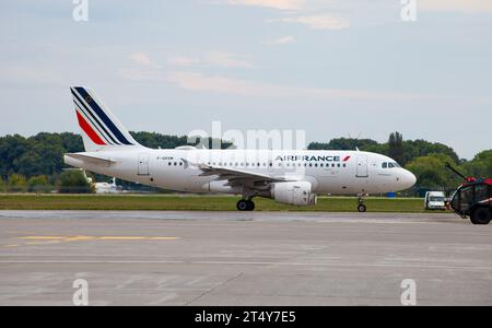 Passagierflugzeug AIRFRANCE Airline F-GRXM. Flughafenvorfeld. Frankreich Flugzeug AIRBUS A319 - MSN 2961 auf der Landebahn. Das Flugzeug kommt an. Ukraine, Kiew - 1. September 2021. Stockfoto