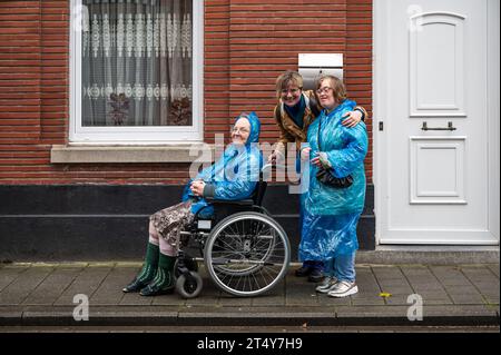 Familienporträt einer 41-jährigen Frau mit Down-Syndrom, einer Großmutter im Rollstuhl und einer 37-jährigen Frau in Regenkleidung, Tienen, Belgien Stockfoto