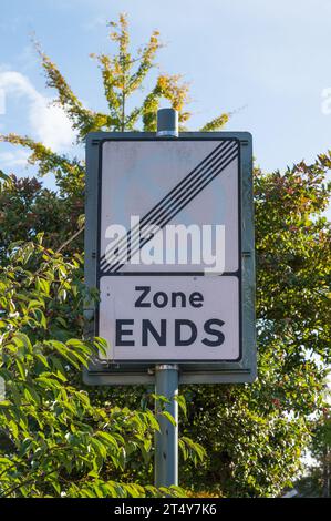 Straßenschild, das das Ende der kontrollierten Parkzone markiert, England, Großbritannien Stockfoto