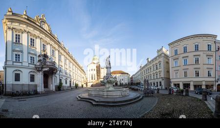 Residenzplatz mit Wittelsbacher Brunnen, neue Residenz, in der hinteren St. Stephansdom im Morgenlicht, Panoramablick, Passau, Bayern Stockfoto