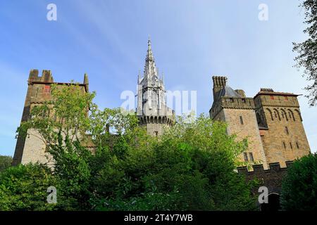 Beauchamp Tower mit 19. Jahrhundert Turm Cardiff Castle von Bute Park, Cardiff, Südwales, UK. Stockfoto