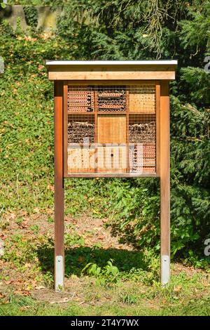 Bienenhotel, Insektenhaus, Stadtpark, alter botanischer Garten, Tübingen, Baden-Württemberg, Deutschland Stockfoto