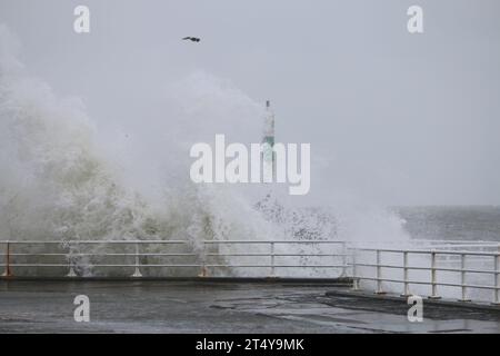 Aberystwyth Wales UK Wetter 2 November 2023 . Der Sturm Ciaran trifft Westwales, starker Regen und Sturm überschwemmen die Küste, starke Winde treiben in großen Wellen, die gegen die Seeschützung schlagen. Es gibt eine gelbe Warnung mit Lebensgefahr und eine Warnung vor Überschwemmungen, Credit: mike davies/Alamy Live News Stockfoto