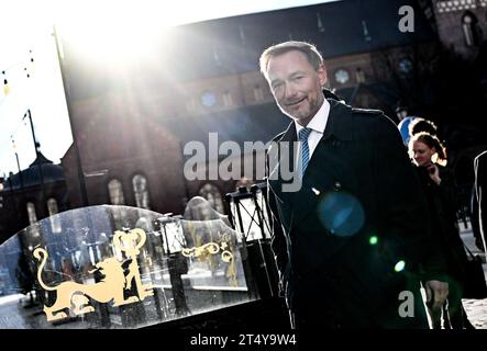 Riga, Lettland. November 2023. Bundesfinanzminister Christian Lindner (FDP) spaziert durch die Altstadt. Auf der Tagesordnung stehen politische Gespräche in den baltischen staaten. Quelle: Britta Pedersen/dpa/Alamy Live News Stockfoto