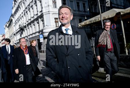 Riga, Lettland. November 2023. Bundesfinanzminister Christian Lindner (FDP) spaziert durch die Altstadt. Auf der Tagesordnung stehen politische Gespräche in den baltischen staaten. Quelle: Britta Pedersen/dpa/Alamy Live News Stockfoto