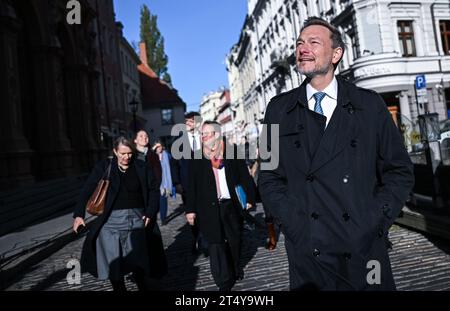 Riga, Lettland. November 2023. Bundesfinanzminister Christian Lindner (FDP) spaziert mit seiner Delegation durch die Altstadt. Auf der Tagesordnung stehen politische Gespräche in den baltischen staaten. Quelle: Britta Pedersen/dpa/Alamy Live News Stockfoto