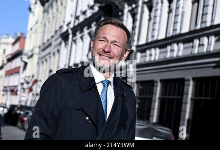 Riga, Lettland. November 2023. Bundesfinanzminister Christian Lindner (FDP) spaziert durch die Altstadt. Auf der Tagesordnung stehen politische Gespräche in den baltischen staaten. Quelle: Britta Pedersen/dpa/Alamy Live News Stockfoto