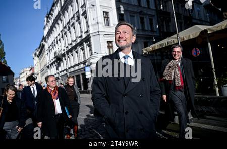 Riga, Lettland. November 2023. Bundesfinanzminister Christian Lindner (FDP) spaziert durch die Altstadt. Auf der Tagesordnung stehen politische Gespräche in den baltischen staaten. Quelle: Britta Pedersen/dpa/Alamy Live News Stockfoto