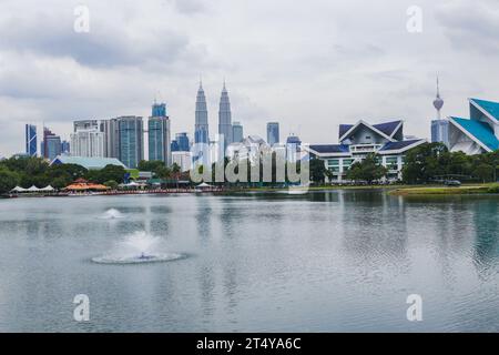 Taman Tasik Titiwangsa (Titiwangsa Lake Park) und Kuala Lumpur Skyline Stockfoto