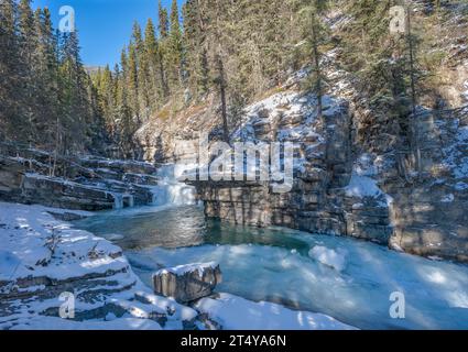 Gefrorener Bach im Johnston Canyon im Banff National Park, Alberta, Kanada Stockfoto