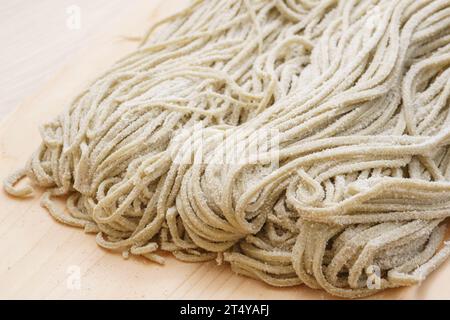 Hausgemachte rohe Buchweizen-Nudeln (Soba) auf hölzernem Hintergrund Stockfoto