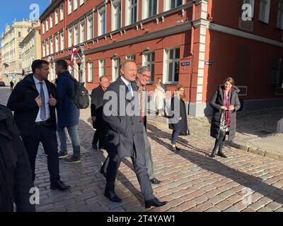 Riga, Lettland. November 2023. Bundesfinanzminister Christian Lindner (FDP) spaziert durch die Altstadt. Auf der Tagesordnung stehen politische Gespräche in den baltischen staaten. Quelle: Alexander Welscher/dpa/Alamy Live News Stockfoto