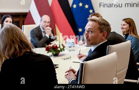 Riga, Lettland. November 2023. Bundesfinanzminister Christian Lindner (FDP) und seine Delegation treffen sich mit ihren lettischen Kollegen. Auf der Tagesordnung stehen auch politische Gespräche in den baltischen staaten. Quelle: Britta Pedersen/dpa/Alamy Live News Stockfoto