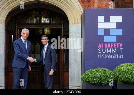 Premierminister Rishi Sunak (rechts) begrüßt den französischen Minister für Wirtschaft, Finanzen, Industrie und digitale Sicherheit Bruno Le Maire während des KI-Sicherheitsgipfels, des ersten globalen Gipfels zur sicheren Nutzung künstlicher Intelligenz, im Bletchley Park in Milton Keynes, Buckinghamshire. Bilddatum: Donnerstag, 2. November 2023. Stockfoto