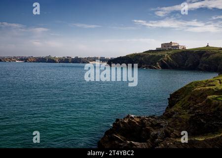Ein großes Hotel liegt auf einer Landzunge mit Blick auf das blaue Wasser in Newquay Bay, Cornwall. Stockfoto
