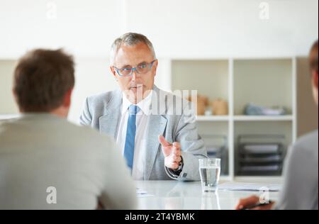 Meeting, Mitarbeiter und reifer Anwalt mit Beratung im Amt für Rechtsberatung und Feedback für Mandanten, Geschäftsleute, Gesprächspartner und Rechtsanwalt in Stockfoto