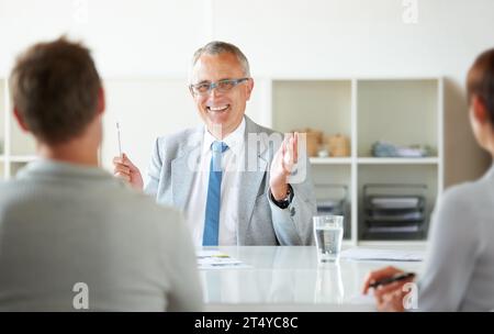 Menschen, treffen und reifer Anwalt mit Beratung im Amt für Rechtsberatung und Feedback für Klienten, glücklich, Geschäftsmann und Fachanwalt sprechen Stockfoto