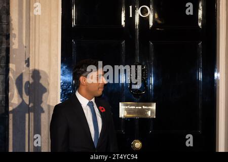 London, Großbritannien. November 2023. Der britische Premierminister Rishi Sunak begrüßt den Vizepräsidenten der Vereinigten Staaten Kamala Harris in der Londoner Downing Street. (Foto: Tejas Sandhu/SOPA Images/SIPA USA) Credit: SIPA USA/Alamy Live News Stockfoto