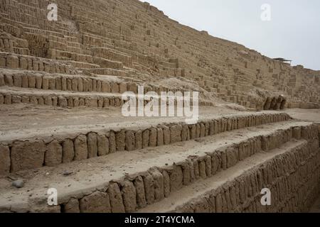 Huaca Pucllana, Schlammziegel der alten peruanischen Pyramide. Miraflores, Peru. Stockfoto