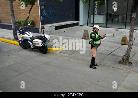 Motorradpolizei am Straßenrand. Lima, Peru. Stockfoto