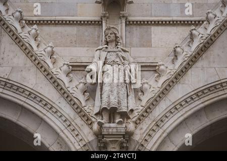 Statue von Matthias Corvinus (Ungarisch Mátyás Hunyadi), König von Ungarn und Kroatien am Eingang des ungarischen Parlamentsgebäudes (Ungarisch: Stockfoto