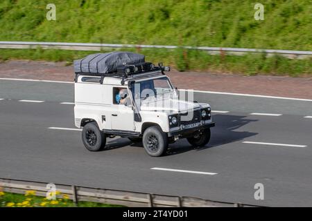 1995 weiß 90er Jahre Land Rover 90 Defender TDI 300 LCV Hardtop Van Diesel 2495 ccm Stockfoto