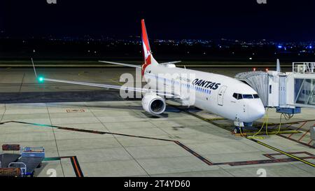 Qantas Boeing 737-800 wurde am Flughafen Adelaide geparkt. Stockfoto