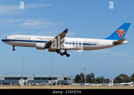 China Southern Airlines Airbus A330-300 bei Endanflug zum Flughafen Adelaide. Stockfoto