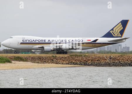 Singapore Airlines Cargo Boeing 747-400F sah auf dem Flughafen Sydney auf dem Roller. Stockfoto