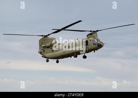 Die australische Armee Boeing CH-47F Chinook fliegt an der Avalon Airshow 2019 vorbei. Stockfoto