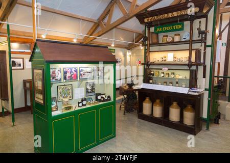 Innenanzeige von Werkzeugen, Arbeitsgeräten, Informationen. Jam Museum, Wilkin & Sons Limited, Hersteller von Konserven seit 1885, Tiptree, Essex, Großbritannien (136) Stockfoto