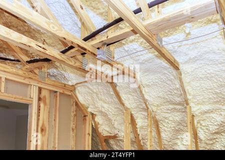 Dies ist eine Schaumschaumwand, die als thermische Hydro-Dämmung in einem neu errichteten Haus verwendet wird Stockfoto