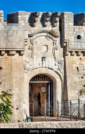 Eingang zum Schloss von Monte Sant'Angelo, Italien Stockfoto