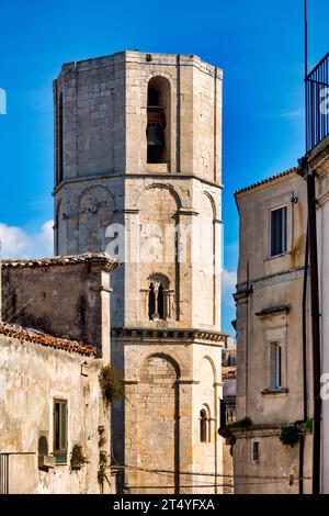 Glockenturm des Heiligtums des Heiligen Erzengels Michael, Monte Sant'Angelo, Italien Stockfoto