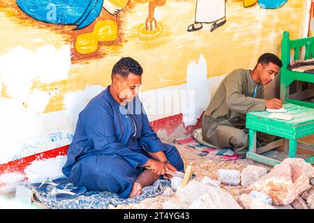 Porträt von Steinschneidern, die in einer Alabasterfabrik arbeiten. Kultur und Traditionen Ägyptens. Luxor, Ägypten - 21. Oktober 2023. Stockfoto