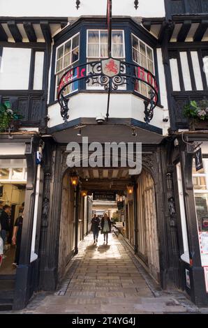 Eingang Gasse Weg zum Red Lion Hotel, ein denkmalgeschütztes Coaching Inn Gebäude aus dem 15. Jahrhundert, an einem sonnigen Tag mit blauem Himmel. Colchester. Essex UK (136) Stockfoto