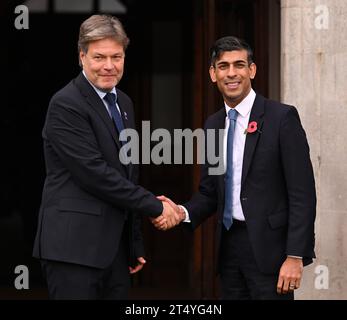 Milton Keynes, Großbritannien. November 2023. Robert Habeck (l, Bündnis 90/die Grünen), Bundesminister für Wirtschaft und Klimaschutz Deutschlands, wird vom Premierminister des Vereinigten Königreichs Rishi Sunak (r) auf dem "AI Safety Summit 2023" (International Summit on Artificial Intelligence Safety Safety) im Bletchley Park begrüßt. Quelle: Soeren Stache/dpa/Alamy Live News Stockfoto