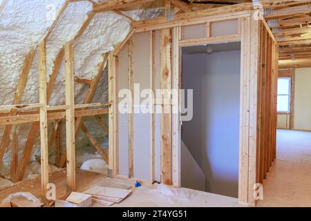 Die Schaumstoffdämmung wird zur Isolierung der Wand eines neuen Wohnhauses auf einer Baustelle verwendet Stockfoto