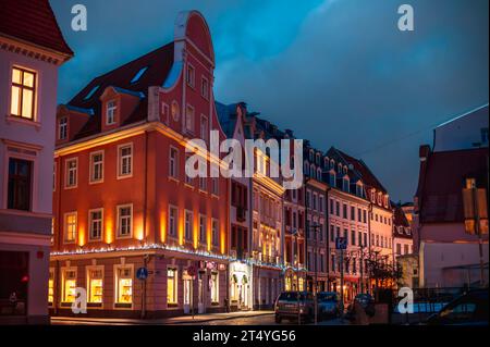 Wunderschöne Straßen der Altstadt von Riga an einem Winterabend, in der Nähe des Domdoms Stockfoto
