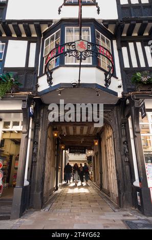 Eingang Gasse Weg zum Red Lion Hotel, ein denkmalgeschütztes Coaching Inn Gebäude aus dem 15. Jahrhundert, an einem sonnigen Tag mit blauem Himmel. Colchester. Essex UK (136) Stockfoto