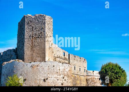 Turm des Schlosses von Monte Sant'Angelo, Italien Stockfoto